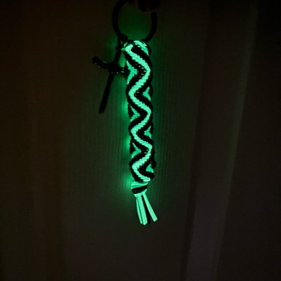 🌟Iron Glow Cross Keychain - Picture 4 of 4